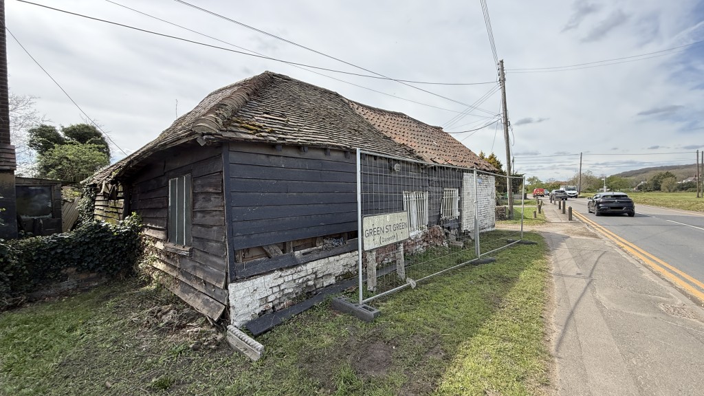 Lot: 130 - SUBSTANTIAL PERIOD PROPERTY WITH MULTIPLE BUILDINGS REQUIRING REFURBISHMENT - External image of the Forge building